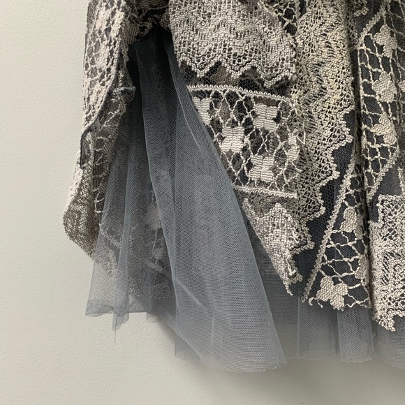 Ya Los Angeles Lace Peplum Sleeveless Top - Picture 4 of 6